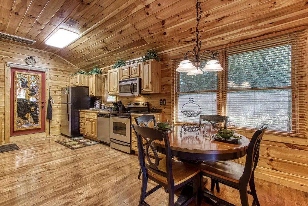 Papa Bear, Hot Tub, Wifi, 1089 Free Tickets Each Paid Day, Dollywood And More Sevierville Exterior foto