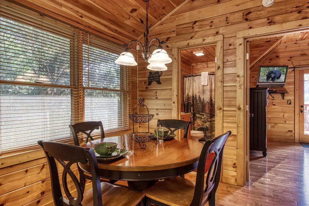 Papa Bear, Hot Tub, Wifi, 1089 Free Tickets Each Paid Day, Dollywood And More Sevierville Exterior foto